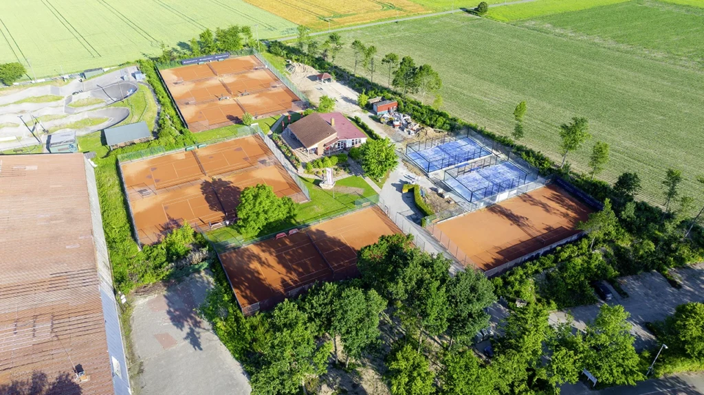 Blick auf die Anlage des Tennisvereins Vechta mit Padelplatz