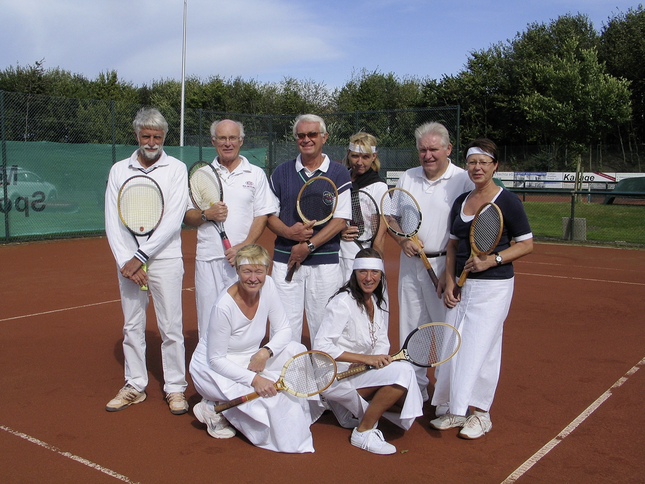 Zum 60. Jubiläum des Tennisvereins wurden nostalgische Verkleidungen getragen und Matches mit alten Maxplay-Holzschlägern und weißen Bällen gespielt.